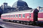 Ein MITROPA-Schlafwagen in Dresden Hbf. Wie auch den Namen "Deutsche Reichsbahn" behielt die DDR nach 1945 auch den Markennamen "MITROPA" der Mitteleuropäischen Schlafwagen- und Speisewagen-Aktien-Gesellschaft. Dies hatte rechtliche Gründe, damit die im Gebiet der sowjetischen Besatzungszone vorhandenen sechs Speisewagen und fünf Schlafwagen in den Zügen der vier Besatzungsmächte auch außerhalb der sowj. Besatzungszone verkehren konnten. Ab 1954 wurde in einer Vereinbarung der Interzonenverkehr zwischen der DB, der DR, der MITROPA und der DSG geregelt. Die MITROPA AG in (Ost-)Berlin war übrigens die einzige echte Aktiengesellschaft der DDR, alle anderen waren sog. "sowjetische AG". Sie überlebte, weil sie erheblichen rechtssicheren Grundbesitz besaß. Daher ließ man 1994 auch die besitzlose DSG aus rein steuerlichen Gründen in der MITROPA aufgehen. So vermied der Staat seine eigene Grunderwerbssteuer. (19.08.1971) <i>Foto: Joachim Claus</i>