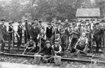 Arbeiter der Bahnmeisterei Gerolstein während des 1. Weltkriegs. Auffällig ist, dass die Belegschaft aus vielen Jugendlichen besteht, weil die Älteren wohl an der Front waren. (1916) <i>Foto: Slg. Wolfgang Löckel</i>