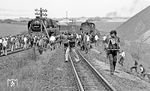 Und so sah die Szene der Begegnung von 02 0201 und Lok 6 der Mansfelder Bergwerksbahn aus einiger Entfernung aus. (14.05.1977) <i>Foto: Burkhard Wollny</i>