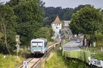 Der an den Sommerwochenenden zwischen Eckernförde und Kappeln im Auftrag der NAH.SH verkehrende 628 201 an der Schleibrücke bei Lindaunis. Bahn und Straße führen gemeinsam über die Brücke. (15.08.2021) <i>Foto: Thorsten Eichhorn</i>