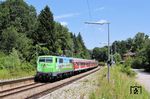 "Mit der Bahn in die Berge" lautet der Werbeslogan an 111 039, die hier mit RB 5917 nach Innsbruck durch den ehemaligen Bahnhof Mühlthal (Oberbay) fährt. (06.07.2011) <i>Foto: Stefan von Lossow</i>