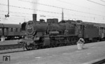 38 2229 (Bw Tübingen) wartet vor einem Personenzug am Bahnsteig in Böblingen. Die Lok war die letzte Dampflok, die im Juli 1961 im Aw Ingolstadt ausgebessert wurde. Ein  halbes Jahr nach dieser Aufnahme war sie bereits ausgemustert. (08.08.1967) <i>Foto: Burkhard Wollny</i>