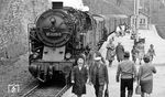 95 0005 entlässt die Fahrgäste des P 18005 aus Saalfeld. Anschließend drückte die Lok den ganzen Zug in die Einfahrt zurück, umfuhr den Wagenpark und setzte dann den Zug wieder zurück an den Bahnsteig. Erst danach erfolgte die Ausfahrt nach Sonneberg. (05.1977) <i>Foto: Burkhard Wollny</i>