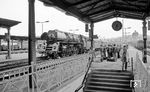 01 0519 vor einem Personenzug nach Leipzig im Bahnhof Saalfeld. Die Reisenden im Vordergrund warten auf den Personenzug nach Lobenstein. (04.1977) <i>Foto: Burkhard Wollny</i>
