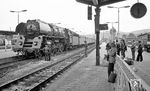 Bahnsteigszene mit 01 0519 im Bahnhof Saalfeld. (04.1977) <i>Foto: Burkhard Wollny</i>