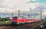 Wegen technischer Überarbeitung der Baureihe VT 644 wurde im Sommer 2012 wieder ein Umlauf auf der Eifelbahn mit Baureihe 218 und n-Wagen gefahren. 218 461 fährt hier mit dem Leerzug 73414 aus einer Zwischenleistung auf der Aggertalbahn durch Köln-Nippes. (12.07.2012) <i>Foto: Joachim Bügel</i>