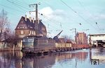 140 190 vom Bw Koblenz-Mosel fährt mit einem Güterzug durch den vom Rheinhochwasser überschwemmten Bahnhof Bingen. (02.1970) <i>Foto: Wolfgang Löckel</i>
