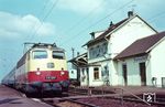 Mit 160 km/h eilt E 10 1267 (Bw Heidelberg) mit dem TEE 10 "Rheingold" durch den Bahnhof Blankenloch zwischen Graben-Neudorf und Karlsruhe. (1967) <i>Foto: Wolfgang Löckel</i>