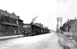 99 083 (Krauss München, Baujahr 1889) fährt mit einem Lokalbahnzug durch die Maudacher Straße (Höhe Hausnummer 270-276) stadtauswärts. Die Lok wurde bereits 1930 ausgemustert. (1924) <i>Foto: RBD Mainz, Slg. W. Löckel</i>