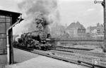 42 1409 (Schichau, Baujahr 1944) räuchert mit einem Güterzug durch Berlin-Ostkreuz. Die Lok gehörte zum Bw Angermünde und wurde 1968 ausgemustert. (27.08.1965) <i>Foto: Klaus D. Holzborn</i>
