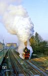 Im November 1988 fanden Aufnahmen mit 41 360 für den Film "41 360 - Starke Lok für schnelle Züge" statt, die hier den Bahnhof Fröndenberg mit dem Filmgüterzug Ng 66740 verlässt. (03.11.1988) <i>Foto: Joachim Bügel</i>