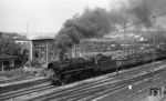 44 1559 (Bw Crailsheim) räuchert mit ihrem Güterzug den Bahnhof Böblingen ein. (08.08.1967) <i>Foto: Burkhard Wollny</i>
