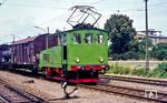 Lok 3 auf der Siemens Güterbahn am Nonnendammallee in der Berliner Siemensstadt. Der Bahnhof Nonnendammallee wurde ab den 1960er Jahren überwiegend für Tankzüge zum Brennstofflager am Salzhof genutzt. In den Jahren 1971/1972 wurden auf den wichtigsten Strecken die Gleise erneuert und Schienen mit Profilen S54 und UIC60 installiert. Zugleich kam es zu größeren Rückbauten, die Fa. Motard und das Wasserwerk verzichteten auf ihre Gleisanschlüsse. Der innerbetriebliche Verkehr mit (1968/1969 noch 33 vorhandenen) eigenen Güterwagen wurde nach der Aufgabe des Elmohafens 1975 eingestellt. Die Gleisanlagen östlich der Gartenfelder Straße (Anschluss der Keramischen Bedarfs-Gesellschaft und 1972–1974 genutzte Versuchsstrecke für Linearmotoren) wurden 1977 aufgegeben. 1984 wurde die Zustellung von Güterwagen an das Bewag-Heizkraftwerk Reuter (ehemals: Kraftwerk West) aufgegeben, jene kamen fortan direkt vom Güterbahnhof Ruhleben.  (1974) <i>Foto: Karsten Risch</i>