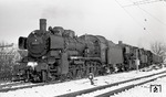 Lokreihe im winterlichen Böblingen, vorne 38 1772 vom Bw Tübingen, dahinter eine 50er und eine weitere P 8. (13.01.1968) <i>Foto: Burkhard Wollny</i>