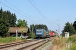 TLX 185 518 passiert mit einem KLV-Zug ein ehemaliges Bahnwärterhaus bei Otterfing, nördlich von Holzkirchen. (02.08.2011) <i>Foto: Stefan von Lossow</i>