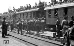 Ein überfüllter Truppentransport, den Wagen nach in einem Bahnhof auf dem Balkan. Erstaunlich ist, dass sich hier Militär und Zivilisten den Zug teilen, normalerweise hatten Militärangehörige immer Vorrang. (1942) <i>Foto: Privatfoto</i>