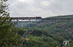 Nach einer gefühlten Ewigkeit, nämlich fast 11 Jahren, hatte 78 468 die Ehre als erste Dampflok nach Abschluss der Sanierungsarbeiten die Müngstener Brücke wieder befahren zu dürfen. Die Leute im Brückenbogen sind übrigens keine potentiellen Selbstmörder, sondern seit Ende der Sanierung gibt es die Möglichkeit, über den sog. Brückensteig durch Deutschlands höchste Eisenbahnbrücke zu klettern. (28.08.2021) <i>Foto: Joachim Bügel</i>