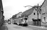 OEG Tw 32/31 rumpelt durch die Straßen von Edingen. Fünf Tage später war der Spuk vorbei, die Strecke stillgelegt. (27.05.1969) <i>Foto: Helmut Röth</i>