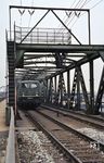 141 225 mit einem Nahverkehrszug auf der Alten Niederräder Brücke in Frankfurt, die eine sehr spezielle Form der Elektrifizierung besaß. (24.08.1984) <i>Foto: A. Wagner</i>