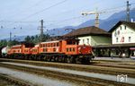 ÖBB 1020.14 (ex E 94 129) mit einer unbekannten Schwesterlok vor einem Güterzug im Bahnhof Bludenz im Vorarlberg. (21.09.1984) <i>Foto: A. Wagner</i>