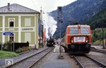 Die Arlbergbahn verbindet die Tiroler Landeshauptstadt Innsbruck mit Bludenz in Vorarlberg durch den Arlbergtunnel und stellt die Verbindung von der Strecke Kufstein–Innsbruck (Unterinntalbahn) zur Bahnstrecke Bludenz–Lindau her. Der Bau der Arlbergbahn begann 1880, die Eröffnungsfahrt erfolgte am 20. September 1884 und die Freigabe am 21. September 1884. Auf den Tag genau 100 Jahre später feierte die ÖBB das 100-jährige Jubiläum. ÖBB 1044.96 wartet festlich geschmückt vor einem Regionalzug im Bahnhof Landeck. (21.09.1984) <i>Foto: A. Wagner</i>
