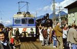 Zusammentreffen des ÖBB-Triebwagens 4030.318 und eines Sonderzuges mit der SBB-Dampflok 5819 im Bahnhof Bludenz. (22.09.1984) <i>Foto: A. Wagner</i>