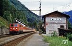 ÖBB 1110.09 fährt mit einem Regionalzug in Wald am Arlberg ein, der zwischen Langen am Arlberg und Bludenz lag. Der Bahnhof im Gemeindegebiet von Dalaas wurde vor Jahren geschlossen. (22.09.1984) <i>Foto: A. Wagner</i>