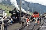 Aufenthalt des Sonderzuges mit 52.855 + 52.3879 + 52.1198 im Bahnhof St. Anton am Arlberg. Rechts steht ÖBB 1020.32 (ex E 94 079). (23.09.1984) <i>Foto: A. Wagner</i>
