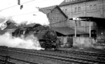 64 415 verlässt mit einem Personenzug nach Welzheim den Bahnhof Schorndorf. (03.02.1968) <i>Foto: Burkhard Wollny</i>