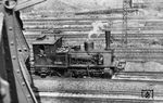 Im Güterbahnhof von Halle war die 1906 von Humboldt in Berlin gebaute 89 7402 unterwegs. Gut zu erkennen ist, dass die Elektrifizierung bis auf einen einsamen Oberleitungsmast vollständig abgebaut und in die Sowjetunion verfrachtet worden war. Die Wiederelektrifizierung war erst 1955 abgeschlossen. (1947) <i>Foto: Karl-Ernst Maedel</i>