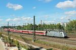 Mit 101 028 gratulierte die Bahn im Jahr 2012 zu "800 Jahre Anhalt". Die Lok befördert hier den RE 4012 (Ingolstadt - Nürnberg - München) in München-Laim. (28.09.2012) <i>Foto: Stefan von Lossow</i>