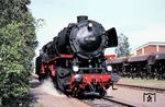 Die 1941 beim Bw Kornwestheim in Dienst gestellte 44 404 kam nach ihrer Außerdienststellung im Jahr 1977 als Museumslok zum Eisenbahnmuseum Darmstadt-Kranichstein. Die Lok nahm wieder betriebsfähig an verschiedenen Veranstaltungen teil, wie 1985 an den großen Jubiläums-Paraden in Nürnberg oder im Juni 1986 am 100jährigen Jubiläum der Kinzigtalbahn. Hier dampft sie durch das Aw Kaiserslautern, dass sich schon durch die Aufarbeitung der 23 105 im Jahr 1984 einen Namen gemacht hatte. 44 404 hatte am 31. Dezember 2001 Fristablauf und steht seitdem im Darmstädter Museum. (22.06.1986) <i>Foto: Klaus D. Holzborn</i>