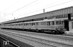 Die DB hatte nur vier Triebzüge der Baureihe ET 26 (ab 1968: 426) im Bestand, die zum Teil von der S-Bahn Berlin, zum Teil von der Peenemünder Schnellbahn stammten. Zunächst als Gleichstromzüge auf der Isartalbahn im Einsatz, wurden sie  später für Wechselstrombetrieb mit 15 kV / 16 2/3 Hz umgebaut. 426 004 (Foto) war (ex ET/ES 182 12) war der einzige Nachkriegs-Neubau von Wegmann in Kassel und steht hier in Nürnberg Hbf. (28.05.1969) <i>Foto: Helmut Röth</i>