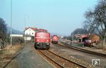 Während 280 007 mit N 7763 nach Behringersmühle in den Bahnhof Ebermannstadt einfährt, wartet 280 006 mit N 7768 nach Forchheim auf die Zugkreuzung. (07.02.1976) <i>Foto: Werner Vierling</i>