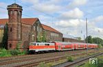Seit April 2021 ist die "Schnapszahllok" 111 111-1 wieder in ihrer Ursprungslackierung kieselgrau/orange unterwegs, mit der sie am 18.08.1978 für die S-Bahn Düsseldorf abgeliefert worden war. Hier ist sie vor dem NX-Ersatzzug RB 56311 nach Köln in Wuppertal-Unterbarmen unterwegs. (10.09.2021) <i>Foto: Wolfgang Bügel</i>