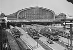 Am Maifeiertag 1963 haben sich in der Südausfahrt des Hamburger Hauptbahnhofs 01 181 (Bw Osnabrück Hbf) vor D 394 nach Köln, eine unbekannte Neubaukessel-41er und 01 033 vom Bw Hannover versammelt.  (01.05.1963) <i>Foto: Norbert Steinweis</i>