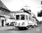 Ein Straßenbahnzug (Tw 5 mit Bw 32 und 46) der Straßenbahn Bonn–Godesberg–Mehlem (BGM), die ab 1892 die damals selbständigen Orte miteinander verband, in Bonn. Die Bahn ging am 15. und 17. Oktober 1904 zu gleichen Teilen in den Besitz der Stadt Bonn und der noch eigenständigen Stadt Godesberg über. Der Straßenbahnbetrieb wurde unter der Bezeichnung Linie GM abgewickelt, für Zwischenfahren gab es die Liniensignale G (Godesberg), R (Rüngsdorf) und F (Friesdorf). Ab 1925 wurde die BGM in Bonn zum Hansaeck (heutige Thomas-Mann-Straße) verlängert und so eine Umsteigemöglichkeit zu den Köln-Bonner Eisenbahnen (KBE) geschaffen. Tw 5 steht hier an der Gaststätte „Hansa-Eck“ in Bonn, Ecke Bahnhofstraße/Meckenheimer Straße (heute: Am Hauptbahnhof/Thomas-Mann-Straße). Der Zug fährt in die (End-)Haltestelle am gemeinsamen Bahnsteig mit dem KBE-Bahnhof Bonn Endbahnhof ein, zu dem aber keine Gleisverbindung bestand. Die Umbenennung in Bonn Rheinuferbahnhof erfolgte später. Mit der Eingemeindung von Bad Godesberg ging die BGM zu 100 % in das Eigentum der Stadt Bonn über. Im folgenden Jahr übernahm die Bahn die seit 1953 von der städtischen Straßenbahn nicht mehr genutzte Bezeichnung Linie 3.  (07.1952) <i>Foto: Robin Fell</i>