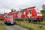 Seitdem die Bahnfeuerwehr im Bw Haltingen aufgelöst wurde, ist die Feuerwehr Weil am Rhein, besonders die Abteilung Haltingen für den Brandschutz im DB-Werk zuständig. So wird hin und wieder auch an Bahnfahrzeugen geübt. Hier begegnen sich die roten Fahrzeuge von Bahn und Feuerwehr. (11.08.2007) <i>Foto: Reinhold Utke</i>