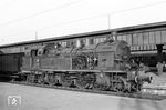 78 428 vom Bw Duisburg Hbf vor einem Personenzug in Oberhausen Hbf. Sie gehörte während ihrer gesamten Einsatzzeit von 1923 bis 1965 zum Bestand der Direktion Essen. (03.1959) <i>Foto: Karl-Ernst Maedel</i>