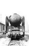 Die Porträtaufnahme an gleicher Stelle zeigt das ungewöhnliche Gesicht der 03 154 mit einer paraboloidförmigen Verkleidung der Rauchkammer. Laut Anschrift an der Pufferbohle "Abn Gd  14.4.34" erfolgte die Abnahme im RAW Grunewald. Daran anschließend fanden umfangreiche Versuchsfahrten durch die dem RAW angegliederte Versuchsabteilung für Lokomotiven (LVA) statt (vgl. Bild-Nr. 41355). (04.07.1935) <i>Foto: DLA Darmstadt (Maey)</i>