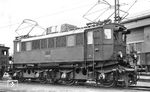 Durch die fortschreitende Elektrifizierung der Westbahn von Salzburg in Richtung Wien bestand Anfang der 1930er Jahre Bedarf an Güterzugloks für eine Hügellandstrecke, die auch für den leichten Personenzugdienst geeignet waren. Gegenüber den Reihen 1170 und 1170.1 wurde der elektrische Teil der Loks vollkommen neu gestaltet, nur die Bo'Bo'-Bauweise und der Sécheron-Federantrieb wurden übernommen. Den elektrischen Teil übernahmen alle in Österreich vertretenen großen Elektrofirmen, AEG, Brown Boveri, ELIN und Siemens-Schuckert, die sich in der Firmengemeinschaft ABES zusammenfanden und fortan reihum jeweils die Federführung für die neuen österreichischen Lokomotivreihen übernahmen. Die einzig verbliebene österreichische Lokfabrik, die Lokomotivfabrik Floridsdorf, lieferte den mechanischen Teil, der eine Weiterentwicklung der Reihe 1170.1 war. Von 1934 bis 1936 wurden zunächst acht Maschinen geliefert. 1170.209–233 wurden von 1938 bis 1939 geliefert, zum Teil schon direkt an die Deutsche Reichsbahn, die die Fahrzeuge als Reihe E 45.2 bezeichnete und noch weitere acht bestellte. Die 1938 abgelieferte E 45 231 trug sie neben der neuen Reichsbahn-Nummer auch noch ihre alte österreichische Bezeichnung 1170.231. (15.09.1938) <i>Foto: DLA Darmstadt (Maey)</i>