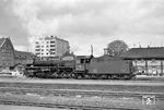 Nach Ankunft mit einem Güterzug aus Weiden setzt 044 332 in das Bw Hof um. (29.05.1969) <i>Foto: Helmut Röth</i>