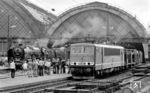 Während 250 026 durch den Dresdener Hauptbahnhof fährt, tummeln sich dahinter die Teilnehmer einer DMV-Sonderfahrt zum Tag des Eisenbahners mit den Loks der 01 2204 und 01 2118. (11.06.1978) <i>Foto: Karsten Risch</i>