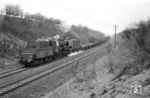 50 132 vom Bw Recklinghausen mit einem Güterzug aus Marl-Sinsen an der "Langen Wanne" im Norden Recklinghausens. (26.03.1955) <i>Foto: Manfred van Kampen</i>