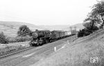 50 1685 Ük (Bw Aschaffenburg) rollt mit einem kurzen Güterzug die Spessartrampe am Bk. Hain bei Laufach hinab. (08.09.1955) <i>Foto: Manfred van Kampen</i>