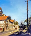99 5902 hat mit einem Personenzug aus Gernrode die ersten Häuser von Alexisbad erreicht. (10.1981) <i>Foto: Karsten Risch</i>