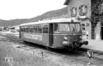 Die Harmersbachtalbahn ist eine 10 km lange Nebenbahn, die in Biberach (Baden) von der Schwarzwaldbahn abzweigt und in Oberharmersbach-Riersbach endet. Sie wurde am 15. Dezember 1904 durch die Bau- und Betriebsunternehmung Vering & Waechter in Berlin eröffnet und ging am 1. April 1917 auf die Deutsche Eisenbahn-Betriebsgesellschaft AG (DEBG) über. Seit 1963 gehört sie zur landeseigenen Südwestdeutsche Verkehrs-Aktiengesellschaft (SWEG), die auch noch heute die Strecke betreibt. SWEG VT 6 wartet hier im Bahnhof Zell am Harmersbach. (03.08.1969) <i>Foto: Helmut Röth</i>