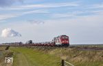 245 022 hat mit Autozug D 1449 aus Westerland bei Klanxbüll soeben das Festland erreicht. (25.09.2021) <i>Foto: Thorsten Eichhorn</i>