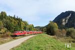 111 058 mit RB 59449 (München Hbf - Garmisch Partenkirchen), am Zugschluss unterstützt von 111 027, bei Eschenlohe. (14.10.2021) <i>Foto: Marvin Christ</i>