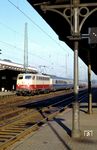 114 500 fährt mit dem Kurz-IC 648 "Wupper-Kurier" (Dortmund - Wuppertal - Köln) in Solingen-Ohligs (heute: Solingen Hbf) ein, dessen altes Bahnsteigdach auch bereits Geschichte ist. (23.01.1989) <i>Foto: Joachim Bügel</i>